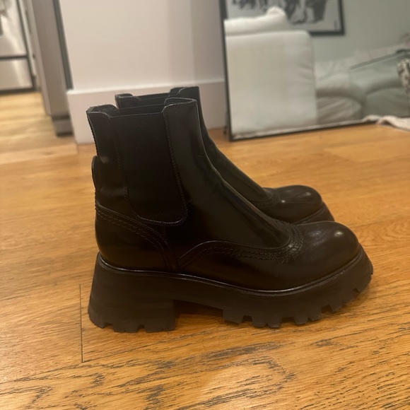 Alexander McQueen Women’s Wander Chelsea Boots - Picture 3 of 7
